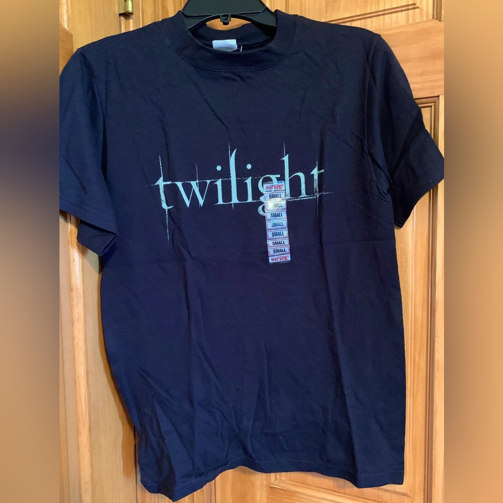 NWT. Black ‘Twilight’ Hot Topic tshirt. Size small